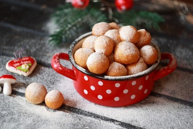 BRZE FRITULE SA JOGURTOM Mekane kao duša i vazdušaste, a tope se u ustima