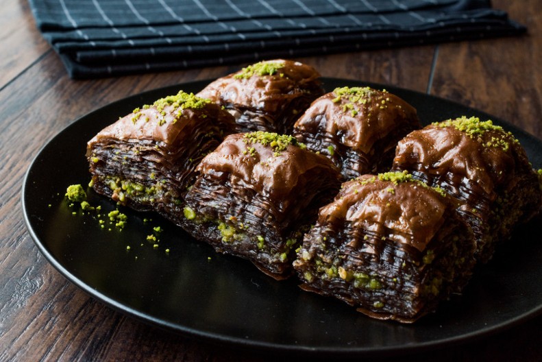 BAKLAVA SA ČOKOLADOM ODUZIMA DAH Deset generacija se krije u jednom zalogaju