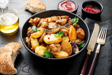 NAJBOLJI PEKARSKI KROMPIR Hrskav spolja i mekan iznutra, a ukusa od kog staje pamet