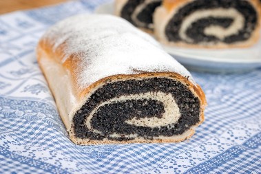 POSNA ŠTRUDLA SA MAKOM Ukus tradicije i toplina doma u svakom zalogaju