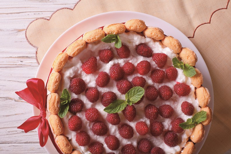 BRZI VOĆNI KOLAČ SA PIŠKOTAMA Recept glumice Mirke Vasiljević zbog kog se krši svaka dijeta