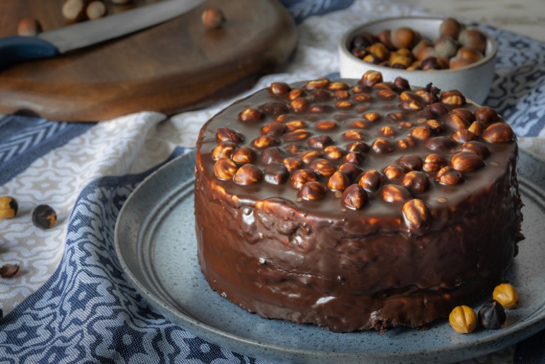 ČOKOLADNA TORTA SA ORASIMA Sve se samo pomeša i peče, a razvaljuje ukusom