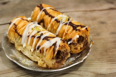 ČOKOLADNA PITA SA SUVIM ŠLJIVAMA UKUSOM BUDI SVA ČULA A 1 sastojak joj daje poseban šmek