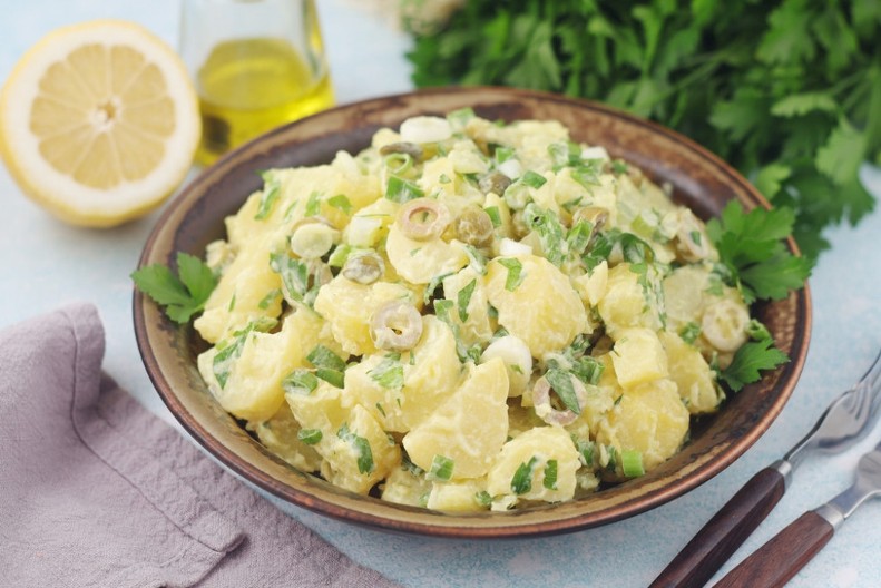 GRČKA KROMPIR SALATA Odlično ide uz meso i ribu, a tajna ukusa je u prelivu