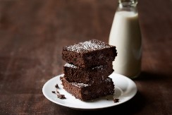 ČOKOLADNI KOLAČ OD KOG ĆETE MRŠAVETI Poznati kuvar se kune u njega, a mami i mirisom i ukusom