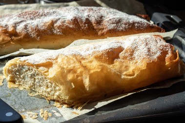 ŠTRUDLA SA SIROM I KAJMAKOM Hrskave kore i puno sira i kajmaka za doručak koji se pamti