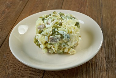 RUMUNI DRUGAČIJE PRAVE RUSKU SALATU 1 sastojak joj daje sočnost i punoću ukusa