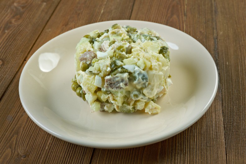 RUMUNI DRUGAČIJE PRAVE RUSKU SALATU 1 sastojak joj daje sočnost i punoću ukusa