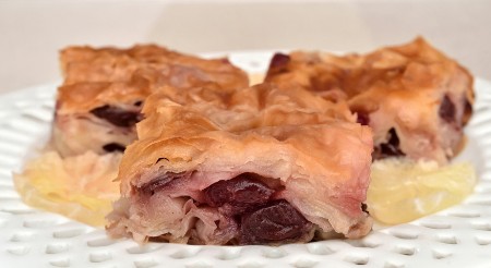 ROL BAKLAVA SA VIŠNJAMA Drugačija i mirisna, a biće savršena i sutradan