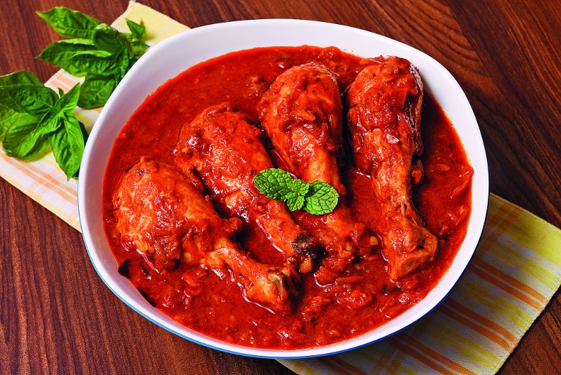 SOČNI BATACI U PARADAJZ SOSU Greju dušu i telo, a meso se lepi za prste