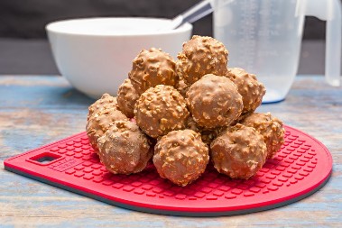 DOMAĆE SNIKERS KUGLICE SE TOPE U USTIMA Gosti ih naprosto obožavaju