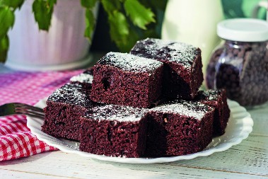 CRNI KOLAČ SA JOGURTOM RAZVALJUJE UKUSOM A sve se samo pomeša i peče