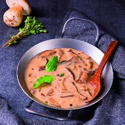 POTAŽ OD PEČURAKA GREJE DUŠU I TELO Pun vitamina i preukusan, sipaćete tanjir više