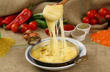 KAČAMAK SA STARE PLANINE Crni luk i sir u spoju ukusa koji se ne zaboravlja