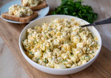 GURMANSKA SALATA SA SLANINOM I JAJIMA Kremasta i slasna, bolja od ruske i mimoze
