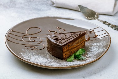 SAHER TORTA SE TOPI U USTIMA Čokoladna kora puterastog ukusa i nežne kajsije