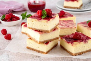 KREMASTI KOLAČ SA MALINAMA ZA PRAVE SLADOKUSCE I dupla mera je malo