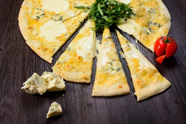 PICA SA 4 VRSTE SIRA BOLJA NEGO IZ RESTORANA Za lepo veče sa prijateljima