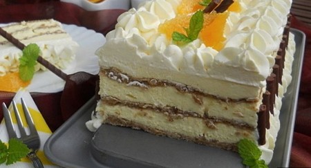 NJENO VISOČANSTVO KRALJICA UKUSA Bogata torta sa lešnikom i orahom, vrhunska slast