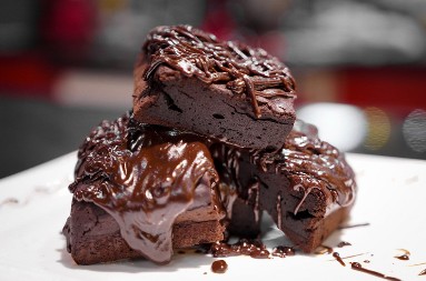 POSNI ČOKOLADNI KOLAČ ZA PRAVE SLADOKUSCE A sve se samo pomeša i peče