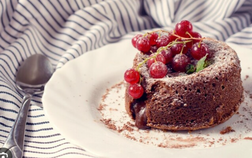 LAVA KOLAČ SAVRŠEN ZA IZNENADNE GOSTE Razbija ukusom, a gotov očas posla