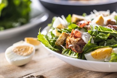 CEZAR SALATA ČUVA VITKU LINIJU A bićete siti satima