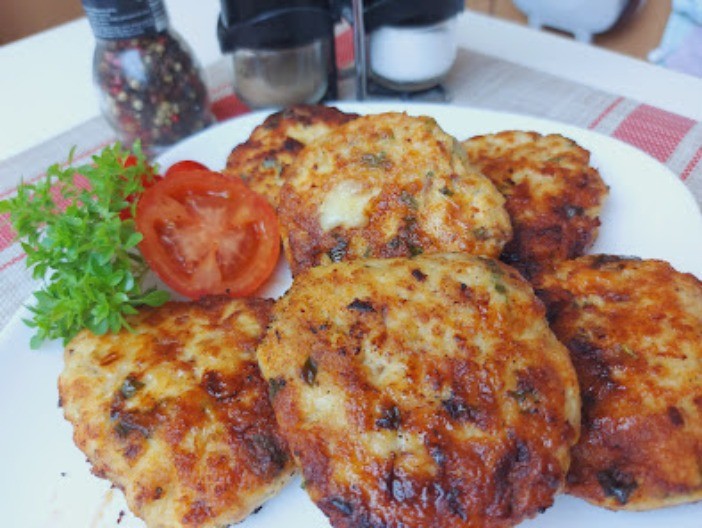 SOČNA PILETINA SA TOPLJENIM SIROM Bakin recept koji unuci obožavaju