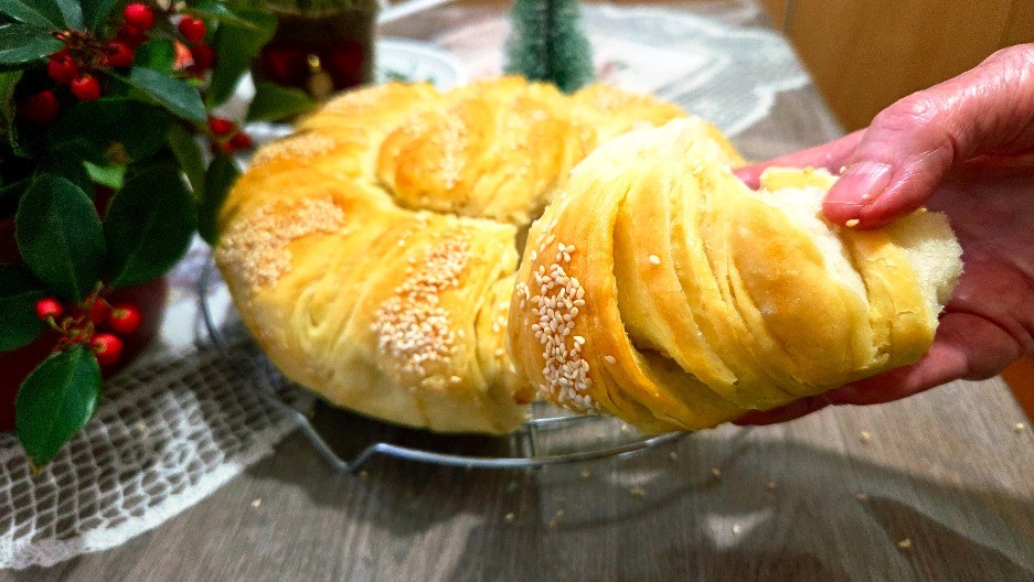 SVEČANA POGAČA KOJA USPEVA SVIMA A lista se kao knjiga