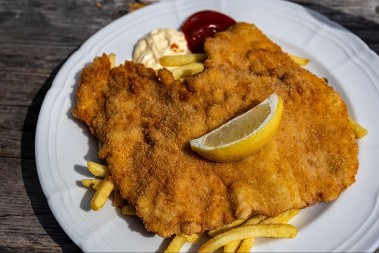 BEČKA ŠNICLA PO RECEPTU KAFANSKOG KUVARA Polizaćete i tanjir koliko je slasna