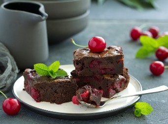 BRAUNI SA VIŠNJAMA USPEVA SVIMA A polovina se pojede u plehu