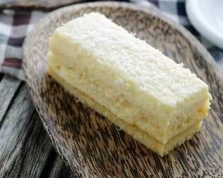 BELA BAJADERA ZA PRAVE SLADOKUSCE Omiljeni sitni kolači u modernom ruhu