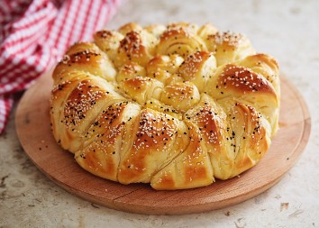 POGAČA SA SUSAMOM ZA SVETOG JOVANA Lista se kao knjiga, a i sit bi je jeo