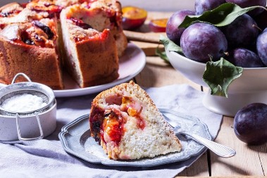 BRZI KOLAČ SA ŠLJIVAMA PRAVI SE MALTENE SAM A poći će vam voda na usta 