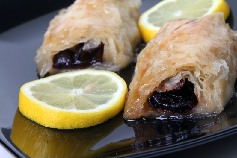 BAKLAVA SA SUVIM ŠLJIVAMA Još sočnija od klasične i nije preslatka, a caka je u ovome