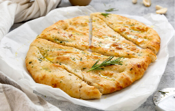 TANKA POGAČA SA BELIM LUKOM I RUZMARINOM Savršena vruća, a biće super i kada se ohladi