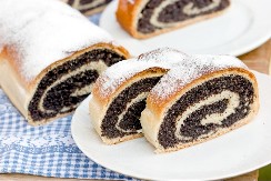 BAKINA ŠTRUDLA SA MAKOM BUDI NOSTALGIJU A biće vazdušasta i mekana kao duša