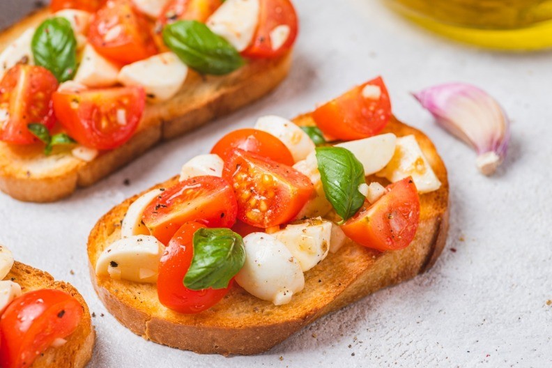 ITALIJANSKI BRUSKETI NA DOMAĆI NAČIN Savršeni za lepo veče sa prijateljima