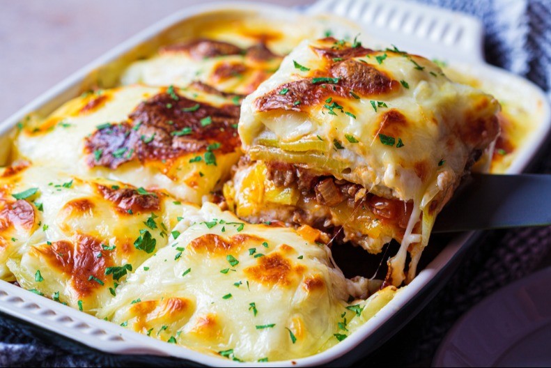 SVI VOLE GRČKU MUSAKU Nastala 1920, a savršena za svečane prilike, kao i obične dane