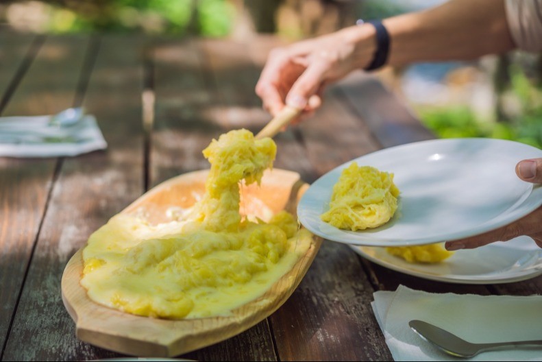 DODAJTE OVAJ SASTOJAK U KAČAMAK Biće gladak i kremast, umesto suv i gnjecav