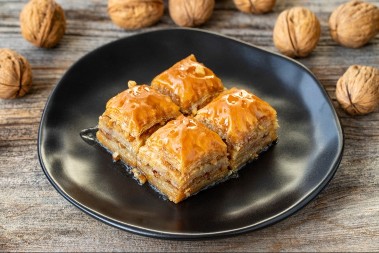 BAKLAVA SA ROZEN KORAMA ZA OPUŠTEN PETAK Neodoljiva i posna, i dupla mera je ništa