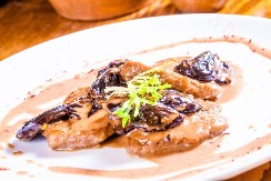 SVINJSKI FILE U SOSU OD ŠLJIVA ZA PRAVE GURMANE Rapsodija ukusa u svakom zalogaju