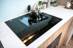 EVO KAKO DA BRZO I LAKO OČISTITE ŠPORET SA RAVNOM PLOČOM Nema ribanja satima ni hemije