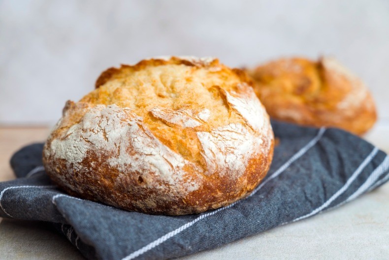 KOLUMBIJSKI HLEB PRVI NESTAJE SA STOLA Spolja hrskav, a iznutra punjen kačkavaljem 