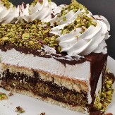 DUBAI TORTA MAMI NA PARČE VIŠE Spolja hrskava, a iznutra kremasta i puna pistaća