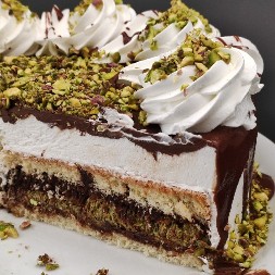 DUBAI TORTA MAMI NA PARČE VIŠE Spolja hrskava, a iznutra kremasta i puna pistaća