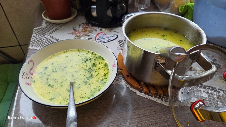 KREM ČORBA SA SIROM I GRIZOM IZ BAKINE KUHINJE Gotova za 10 minuta, a unuci je obožavaju