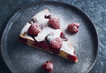 KOLAČ SA MALINAMA I BADEMIMA MAMI NA PARČE VIŠE Sočan i mekan do poslednje mrve