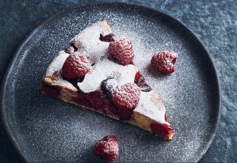 KOLAČ SA MALINAMA I BADEMIMA MAMI NA PARČE VIŠE Sočan i mekan do poslednje mrve