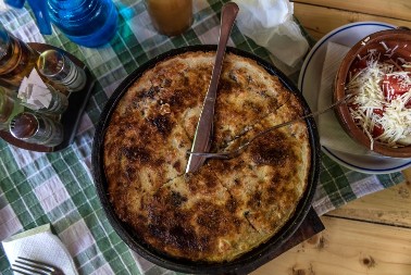 POPARENICA PONOS JUŽNE SRBIJE Podseća na zapečene palačinke, ali bogatija i sočnija