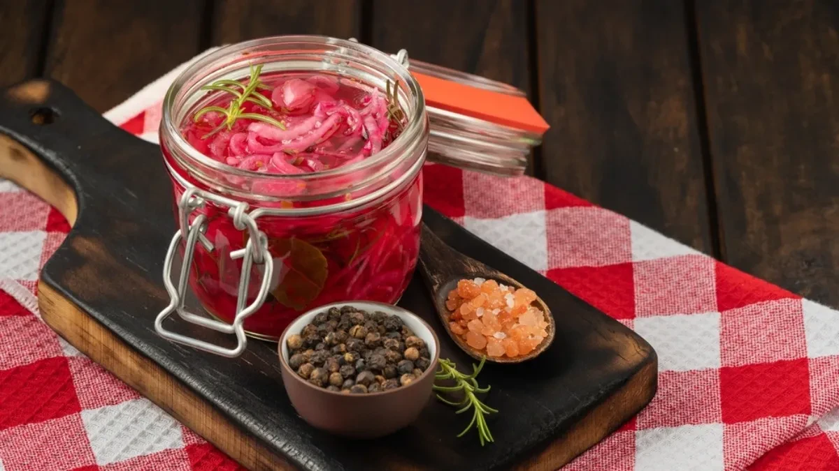 Kiseli crveni luk za zimu: Spreman za salate, pečenje i sendviče